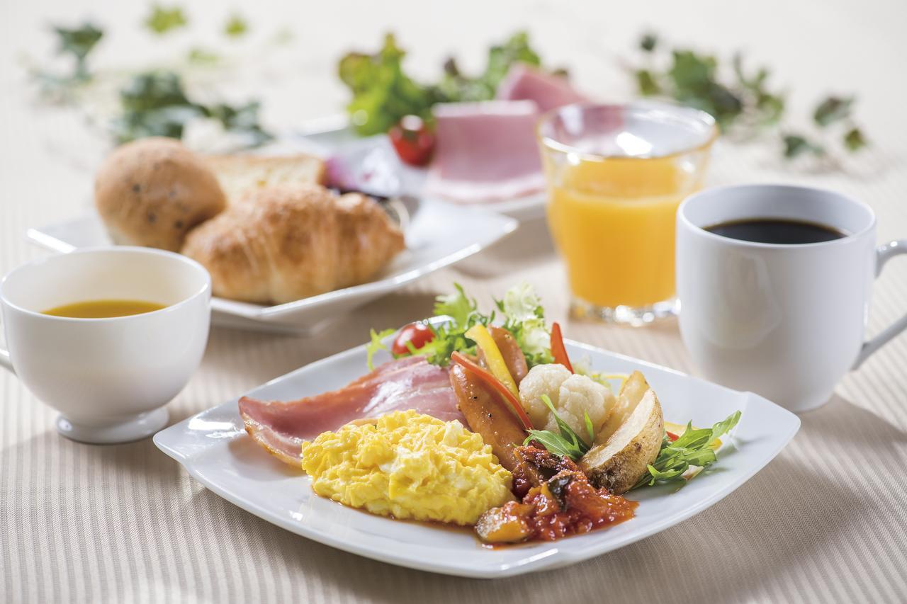 โฮเต็ล พอร์ต พลาซ่า ชิบะ Hotel ภายนอก รูปภาพ A breakfast with ham, eggs, and croissants